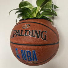 Charger l&#39;image dans la galerie, decoration-ballon-de-basket-transforme-en-pot-de-fleur-spalding-nba-basketball-planter
