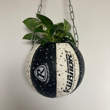 Charger l&#39;image dans la galerie, decoration-ballon-de-basket-transforme-en-pot-de-fleur-noir-et-blanc-basketball-planter
