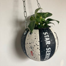 Charger l&#39;image dans la galerie, decoration-ballon-de-basket-transforme-en-pot-de-fleur-noir-et-blanc-basketball-planter
