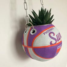 Charger l&#39;image dans la galerie, decoration-ballon-de-basket-transforme-en-pot-de-fleur-suns-basketball-planter
