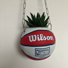 Charger l&#39;image dans la galerie, decoration-ballon-de-basket-transforme-en-pot-de-fleur-sixers-basketball-planter
