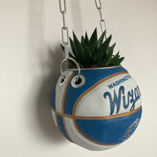 Charger l&#39;image dans la galerie, decoration-ballon-de-basket-transforme-en-pot-de-fleur-wizards-basketball-planter
