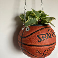 Charger l&#39;image dans la galerie,     decoration-ballon-de-basket-transforme-en-pot-de-fleurs
