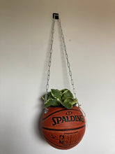Charger l&#39;image dans la galerie,     decoration-ballon-de-basket-transforme-en-pot-de-fleurs
