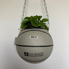 Charger l&#39;image dans la galerie, decoration-ballon-de-basket-transforme-en-pot-de-fleurs-adidas
