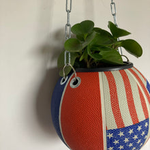 Charger l&#39;image dans la galerie,    decoration-ballon-de-basket-transforme-en-pot-de-fleurs-basketball-planter
