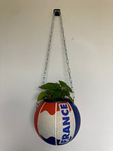 Charger l&#39;image dans la galerie,    decoration-ballon-de-basket-transforme-en-pot-de-fleurs-basketball-planter
