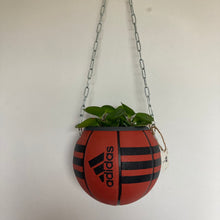 Charger l&#39;image dans la galerie, decoration-ballon-de-basket-transforme-en-pot-de-fleurs-basketball-planter-adidas

