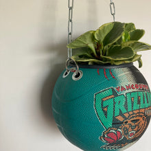 Charger l&#39;image dans la galerie, decoration-ballon-de-basket-transforme-en-pot-de-fleurs-basketball-planter-grizzlies-nba

