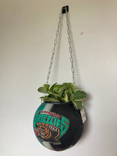 Charger l&#39;image dans la galerie, decoration-ballon-de-basket-transforme-en-pot-de-fleurs-basketball-planter-grizzlies-nba
