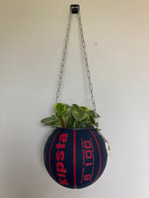 Charger l&#39;image dans la galerie, decoration-ballon-de-basket-transforme-en-pot-de-fleurs-basketball-planter
