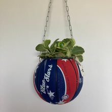 Charger l&#39;image dans la galerie, decoration-ballon-de-basket-transforme-en-pot-de-fleurs-basketball-planter-nba
