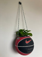 Charger l&#39;image dans la galerie, decoration-ballon-de-basket-transforme-en-pot-de-fleurs-basketball-planter-nike
