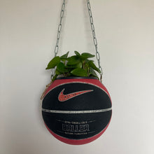 Charger l&#39;image dans la galerie, decoration-ballon-de-basket-transforme-en-pot-de-fleurs-basketball-planter-nike
