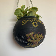 Charger l&#39;image dans la galerie, decoration-ballon-de-basket-transforme-en-pot-de-fleurs-basketball-planter-spalding
