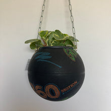 Charger l&#39;image dans la galerie, decoration-ballon-de-basket-transforme-en-pot-de-fleurs-basketball-planter-spalding
