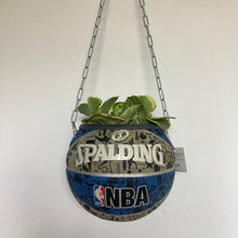 Charger l&#39;image dans la galerie, decoration-ballon-de-basket-transforme-en-pot-de-fleurs-basketball-planter-spalding-nba

