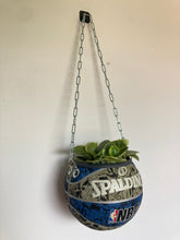 Charger l&#39;image dans la galerie, decoration-ballon-de-basket-transforme-en-pot-de-fleurs-basketball-planter-spalding-nba
