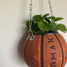 Charger l&#39;image dans la galerie, decoration-ballon-de-basket-transforme-en-pot-de-fleurs-basketball-planter-tarmak
