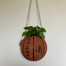 Charger l&#39;image dans la galerie, decoration-ballon-de-basket-transforme-en-pot-de-fleurs-basketball-planter-tarmak
