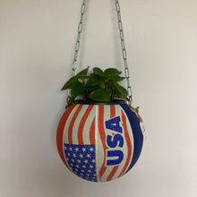Charger l&#39;image dans la galerie,    decoration-ballon-de-basket-transforme-en-pot-de-fleurs-basketball-planter
