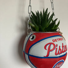 Charger l&#39;image dans la galerie, decoration-ballon-de-basket-transforme-en-pot-de-fleurs-detroit-pistons
