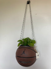 Charger l&#39;image dans la galerie, decoration-ballon-de-basket-transforme-en-pot-de-fleurs-jordan
