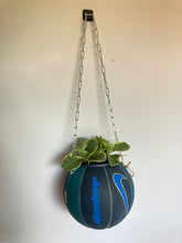 Charger l&#39;image dans la galerie, decoration-ballon-de-basket-transforme-en-pot-de-fleurs-nike
