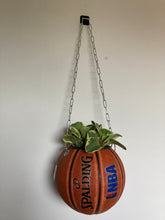 Charger l&#39;image dans la galerie, decoration-ballon-de-basket-transforme-en-pot-de-fleurs-spalding
