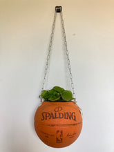 Charger l&#39;image dans la galerie, decoration-ballon-de-basket-transforme-en-pot-de-fleurs-spalding-orange
