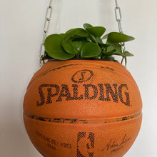 Charger l&#39;image dans la galerie, decoration-ballon-de-basket-transforme-en-pot-de-fleurs-spalding-orange
