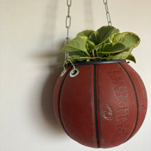 Charger l&#39;image dans la galerie, decoration-ballon-de-basket-transforme-en-pot-de-fleurs-spalding-rouge
