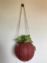 Charger l&#39;image dans la galerie, decoration-ballon-de-basket-transforme-en-pot-de-fleurs-spalding-rouge
