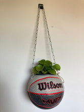 Charger l&#39;image dans la galerie, decoration-ballon-de-basket-transforme-en-pot-de-fleurs-spalding-wilson-gris
