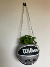 Charger l&#39;image dans la galerie,    decoration-ballon-de-basket-transforme-en-pot-de-fleurs-spurs

