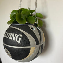 Charger l&#39;image dans la galerie,     decoration-ballon-de-basket-transforme-en-pot-de-fleurs-tony-parker
