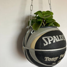 Charger l&#39;image dans la galerie,     decoration-ballon-de-basket-transforme-en-pot-de-fleurs-tony-parker
