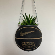 Charger l&#39;image dans la galerie, decoration-basketball-plante-ballon-de-basket-nike-noir-nba
