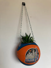 Charger l&#39;image dans la galerie,    decoration-basketball-plante-ballon-de-basket-vintage-orange-bleu
