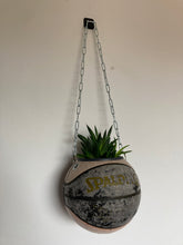 Charger l&#39;image dans la galerie, decoration-basketball-plante-ballon-de-basket-vintage-spalding
