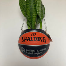 Charger l&#39;image dans la galerie,      decoration-basketball-planter-ballon-de-basket-spalding-pot-de-fleurs-original
