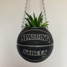 Charger l&#39;image dans la galerie, decoration-basketball-vintage-plante-ballon-de-basket-spalding-noir
