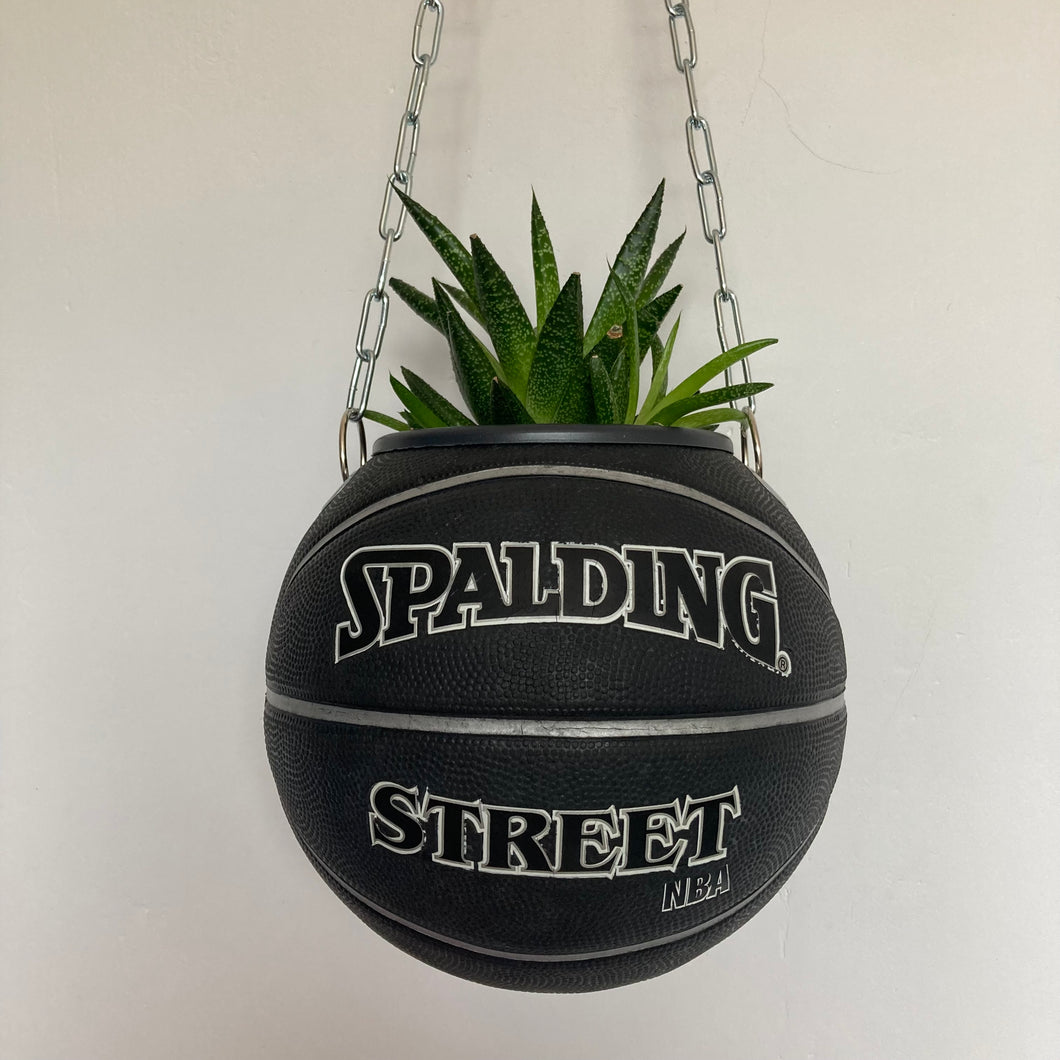decoration-basketball-vintage-plante-ballon-de-basket-spalding-noir