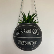 Charger l&#39;image dans la galerie, decoration-basketball-vintage-plante-ballon-de-basket-spalding-noir
