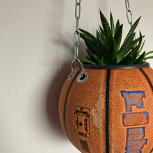 Charger l&#39;image dans la galerie, decoration-basketball-vintage-plante-vase-ballon-de-basket-nba
