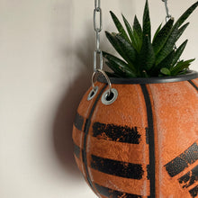 Charger l&#39;image dans la galerie, decoration-basketball-vintage-vase-plante-ballon-de-basket-adidas-nba
