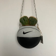 Charger l&#39;image dans la galerie, decoration-nike-sneakers-ballon-de-basket-pot-de-fleurs-basketball-planter
