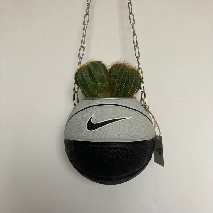 decoration-nike-sneakers-ballon-de-basket-pot-de-fleurs-basketball-planter