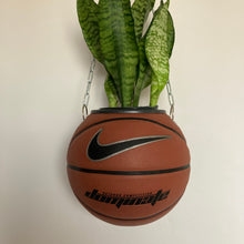 Charger l&#39;image dans la galerie, decoration-plante-ballon-de-basket-pot-de-fleurs-nike
