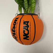 Charger l&#39;image dans la galerie, decoration-sneakers-ballon-de-basket-pot-de-fleurs-basketball-planter
